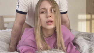 Блондинка Аллиника в домашнем порно с парнем